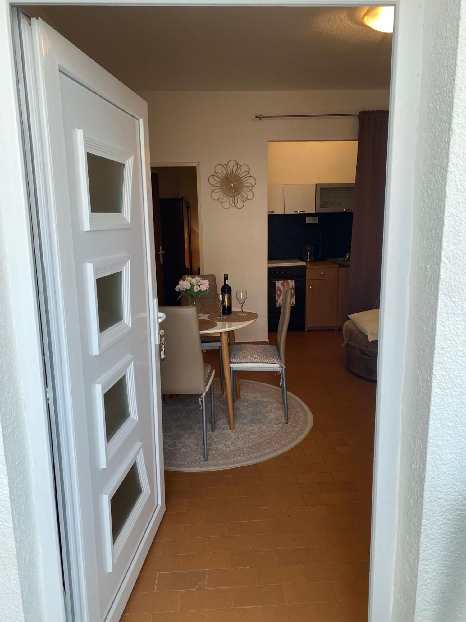 Apartmani Ines Marina Exterior foto