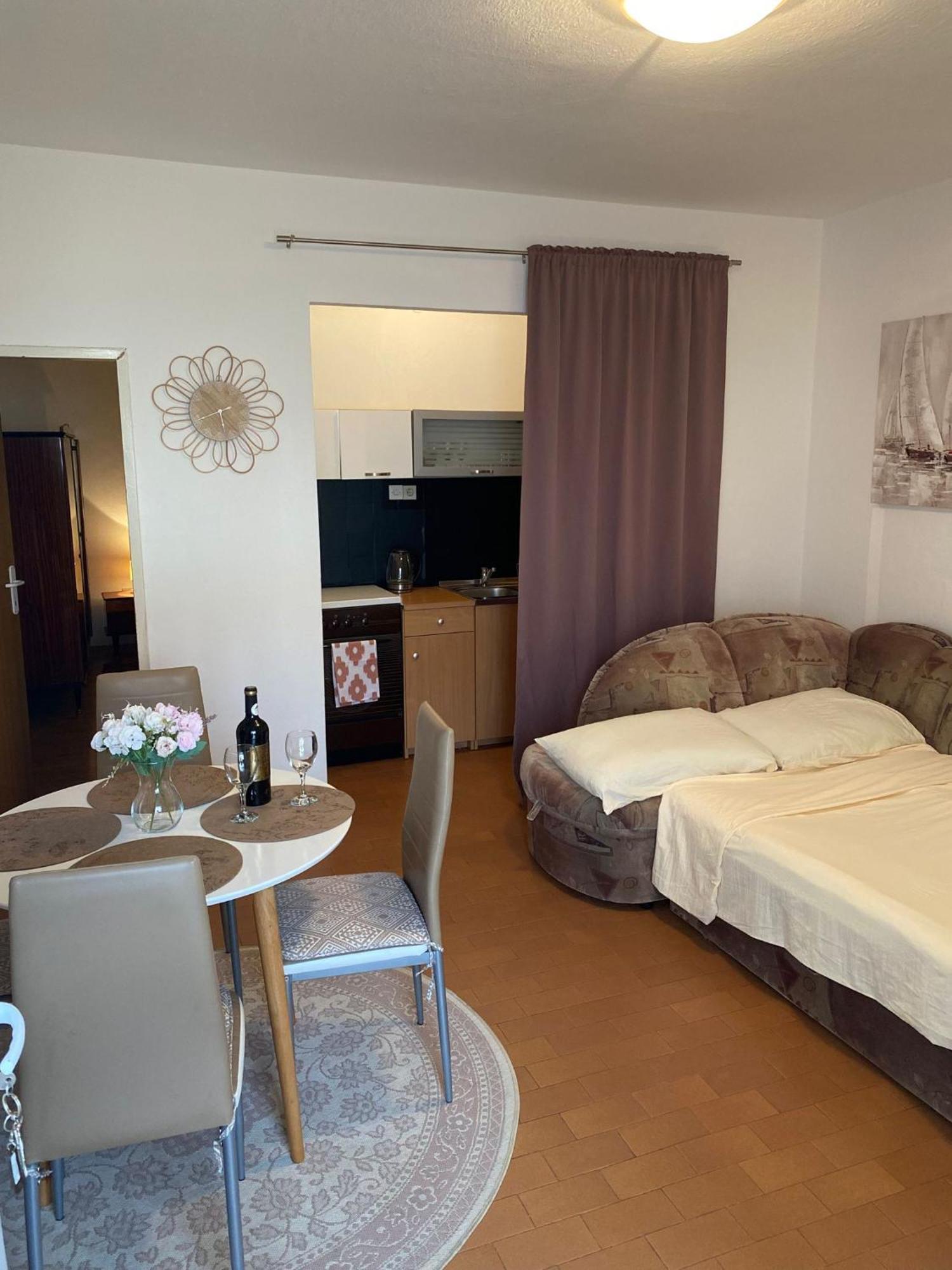 Apartmani Ines Marina Exterior foto